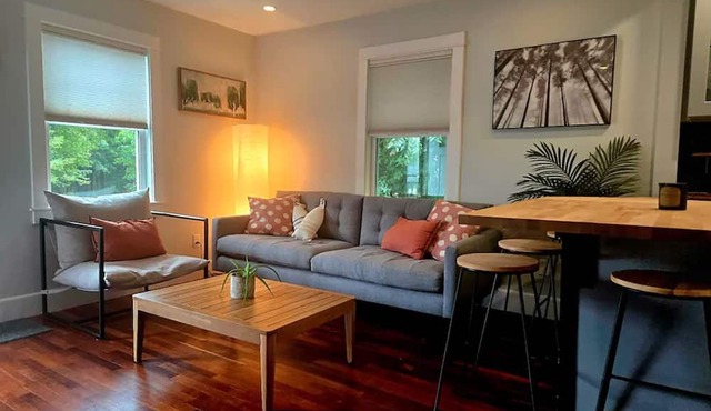 Cozy Kittery Escape w/Sauna & Hot Tub