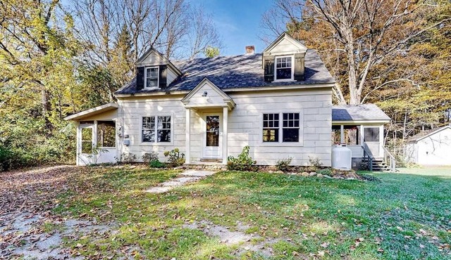 Countryside mountain-view retreat with screened porch, near ski resorts & golf