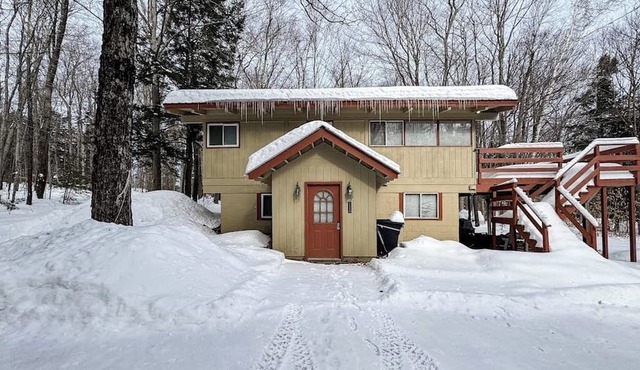 Cozy house w/clubhouse heated pool, fireplace, balcony, jacuzzi, w/d, wifi