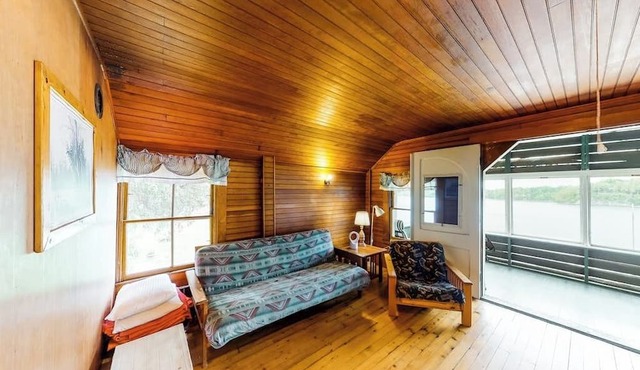 Dog-friendly, porch, kayaks, & million dollar views - right on the water