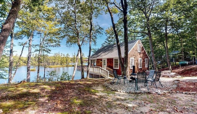 Lakefront cottage with deck, patio, firepit, AC & W/D - secluded location