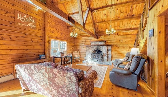 Inviting dog-friendly cabin on 23 acres - sauna, skiing, firepit, & washer/dryer