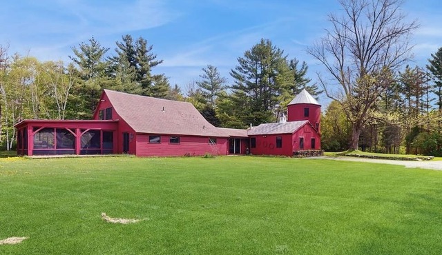Converted silo apartment, peaceful grounds, two ponds, kitchenette, internet
