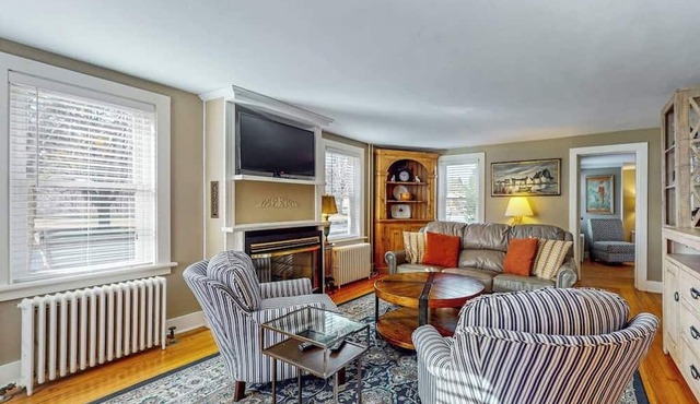 Cozy dog-friendly home, fenced yard, gas fireplace, BBQ, wifi, partial a/c, w/d