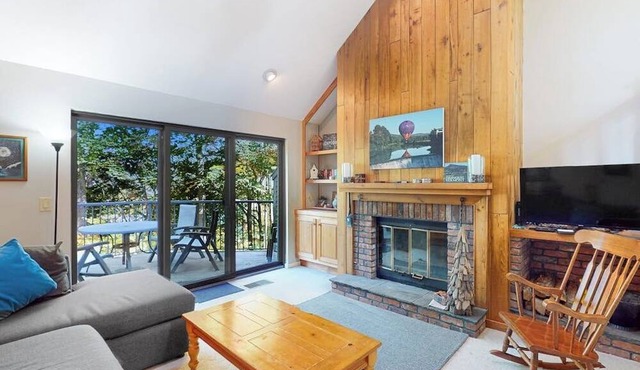 Deere Run townhouse with private sauna, jetted tub & AC - pool & tennis