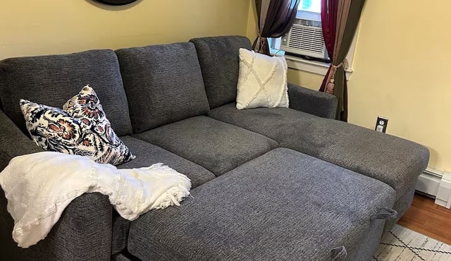 Cozy 2-bedroom apartment in beautiful Worcester with AC