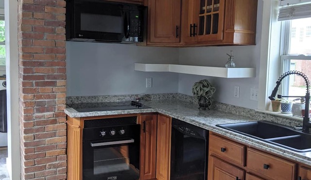 Quaint 2-bedroom apartment with AC in charming Lewiston