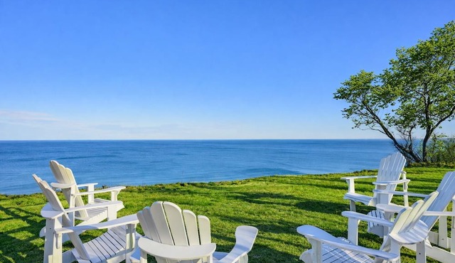 Cliff House with spectacular views of Cape Cod Bay