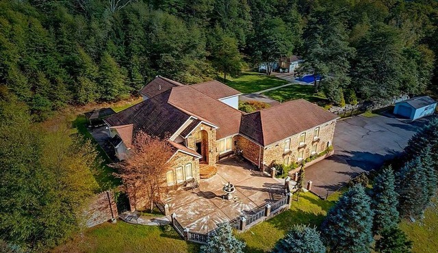 Modern Villa with Sauna, Pool & Panoramic Views in Bushkill, Pennsylvania