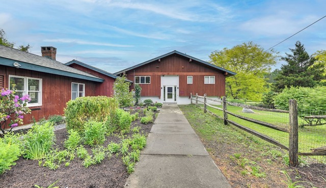 3 Acres, Mtn Views, Hot Tub, Steps to Winery