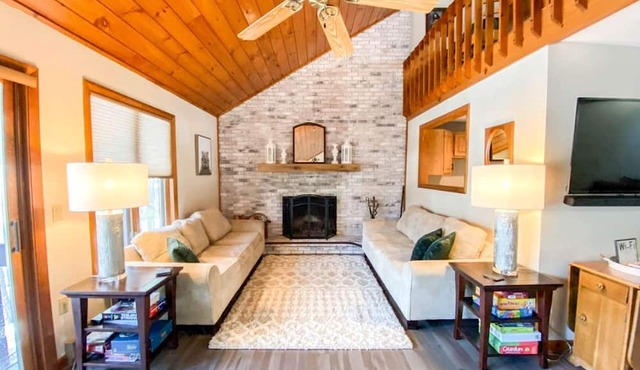 Cozy Cottage with Fireplace in North Conway, New Hampshire