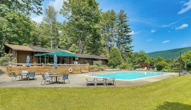 Pool Access, Mtn View: Mid-Term Stay in Manchester