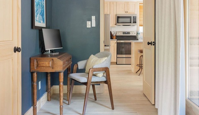 Mountain Modern Home on Lake Everest Only 3 miles to Whiteface Sleeps 8