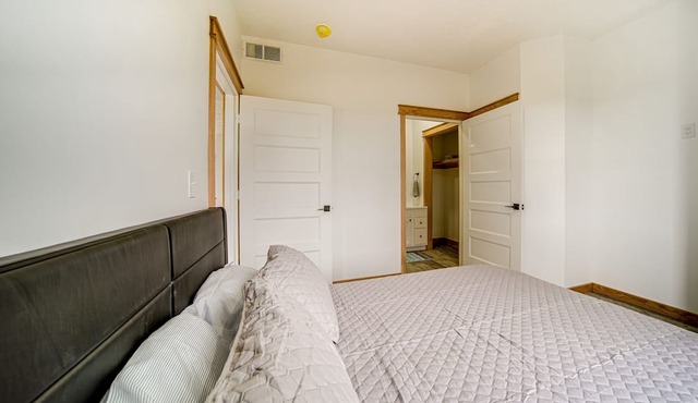 4 Mi to Lake Erie: Condo w/Golf Course Views!