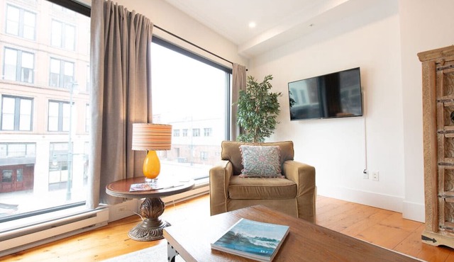 Stylish Brownstone Downtown Free St|Perfect Getaway for 2