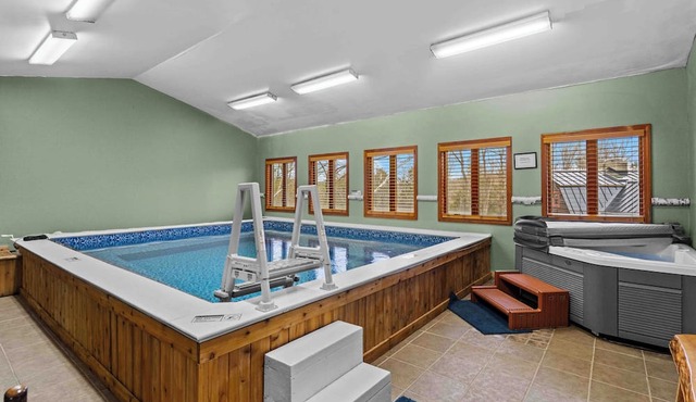Private indoor pool & hot tub, 10 minutes to Gore, 25 minutes to Lake George