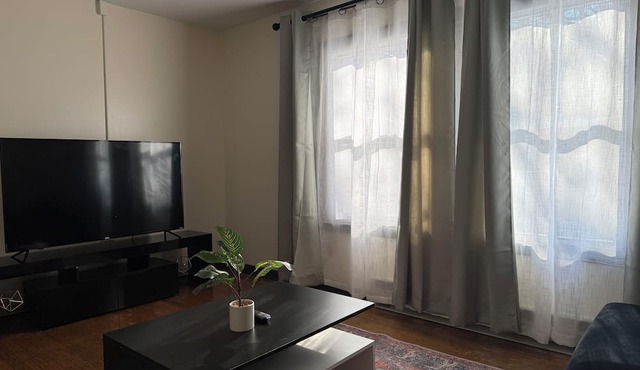 1bd apt, 2 min walk to Albany med, off street parking and washer/dryer