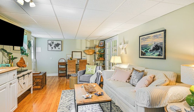 Pet-Friendly Apt w/Hot Tub Near the Hamptons!