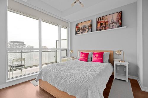 Modern New 1Bedroom&Den Condo with Balcony Dunfield Ave DT Toronto
