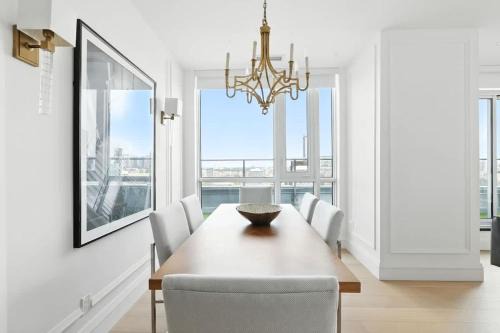 Luxury 2BR Suite in Heart of Toronto Entertainment