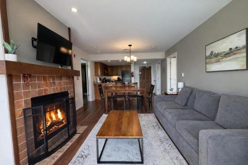 Walk to Waterpark Balcony Mtn Front Views Pool Hot Tub 312