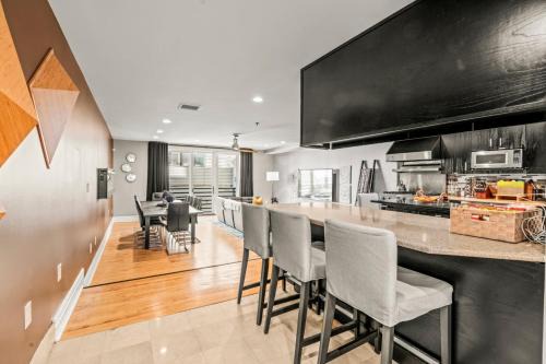 5 bdrm - Heated Indoor Pool - Roof Top Deck