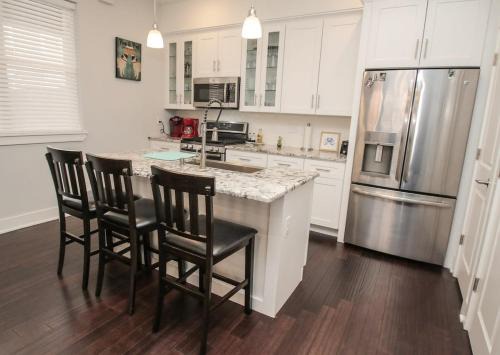 Sensational 3Bed-2Bath with GATED PARKING Sleeps 10