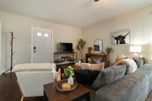 Stylish 2 Bedroom Groton Getaway Close to Everything