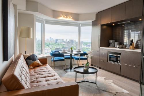 Chic 1BR plus Den Condo Near ROM and CN Tower