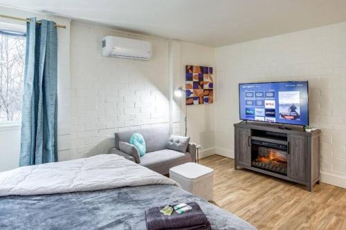 Studio w/King bed Near Dwtd